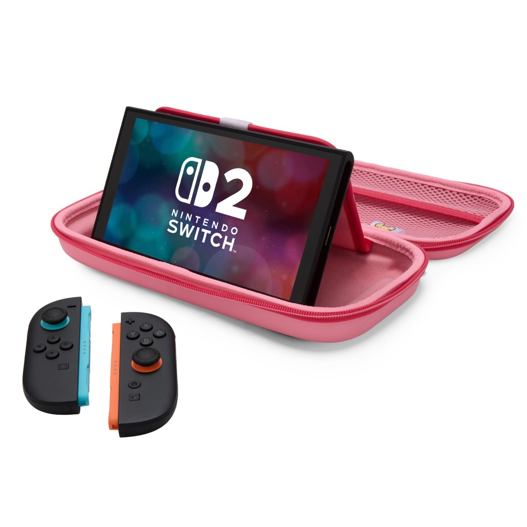 Nintendo Switch w różowym etui z dwoma kontrolerami obok.