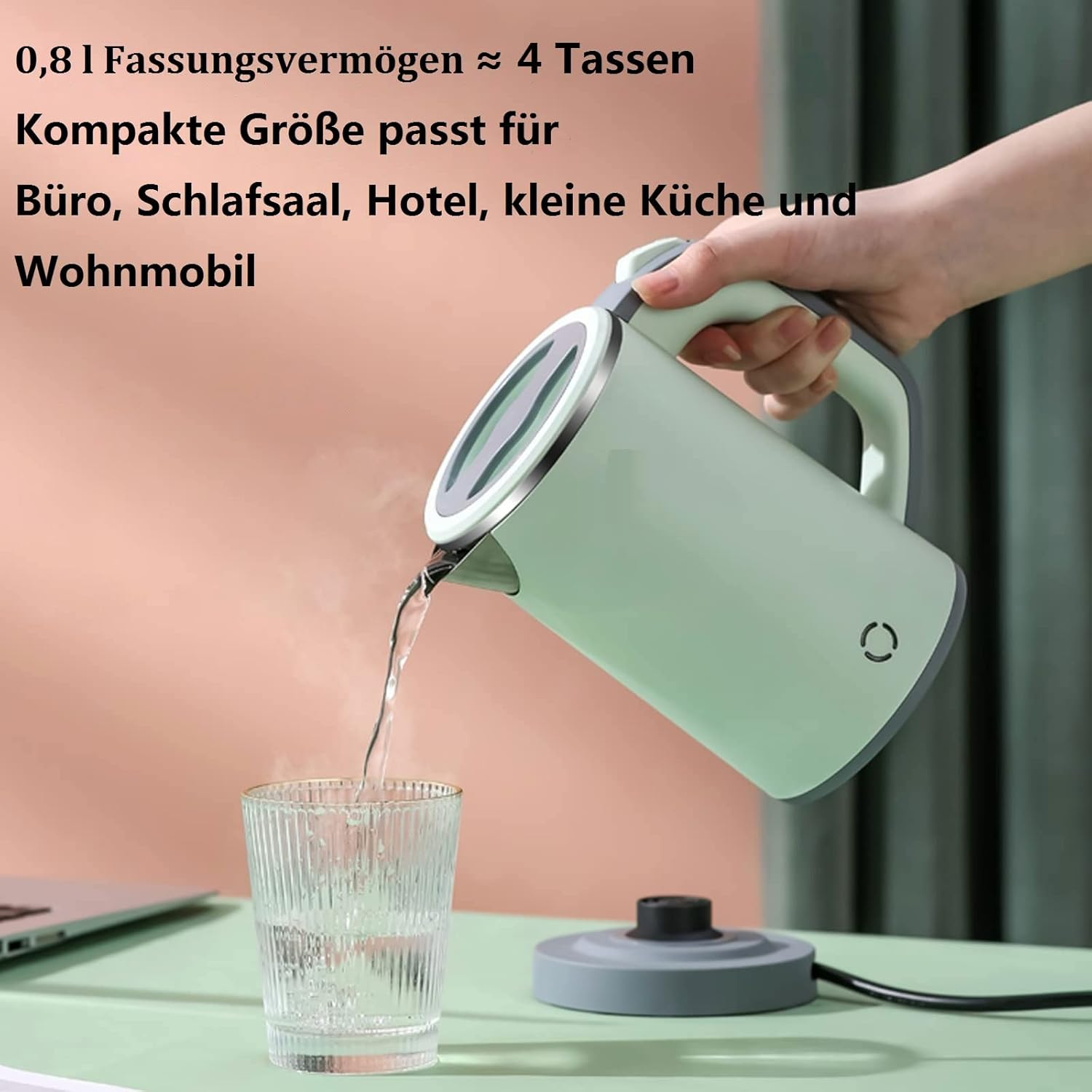 Eine Hand gießt Wasser aus einem hellgrünen Wasserkocher in ein Glas.