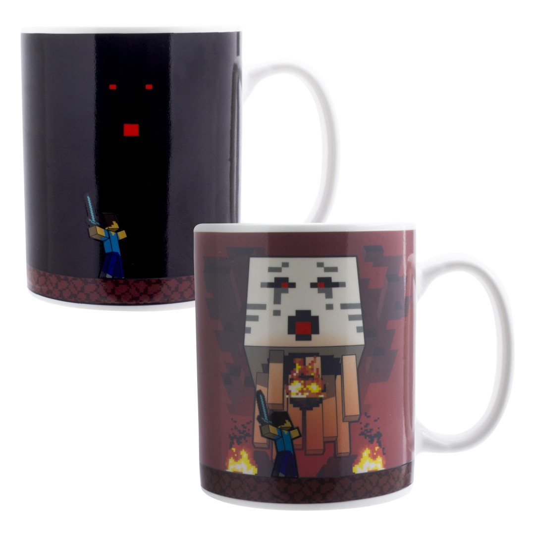 Zwei Minecraft-Tassen. Eine zeigt eine dunkle Figur und einen Charakter mit Schwert. Die andere zeigt ein Monstergesicht.