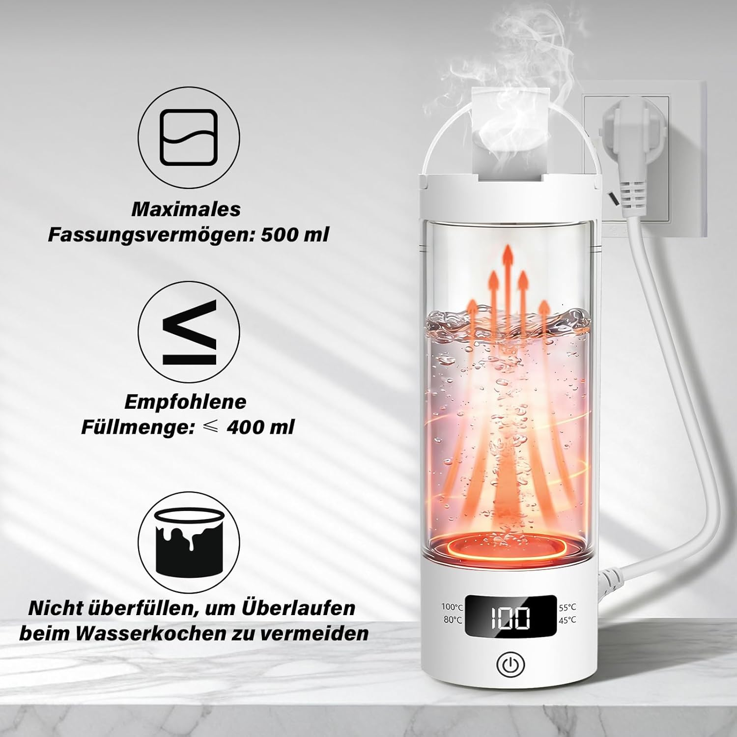 Ein weißer Wasserkocher mit digitaler Anzeige, der an eine Steckdose angeschlossen ist.