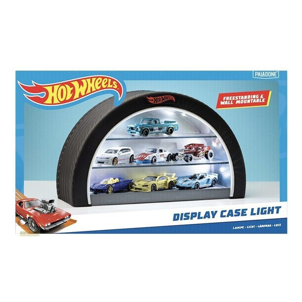 Lampka witryna Hot Wheels z kilkoma samochodzikami na półkach.