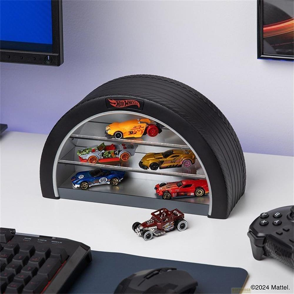 Półka w kształcie opony z samochodzikami Hot Wheels. Z przodu czerwony samochód.