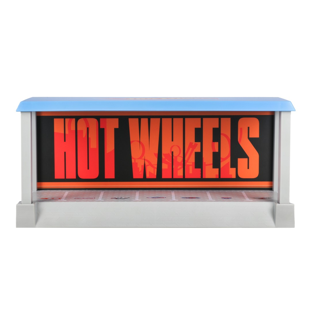Znak Hot Wheels z niebieskim dachem i szarą podstawą.