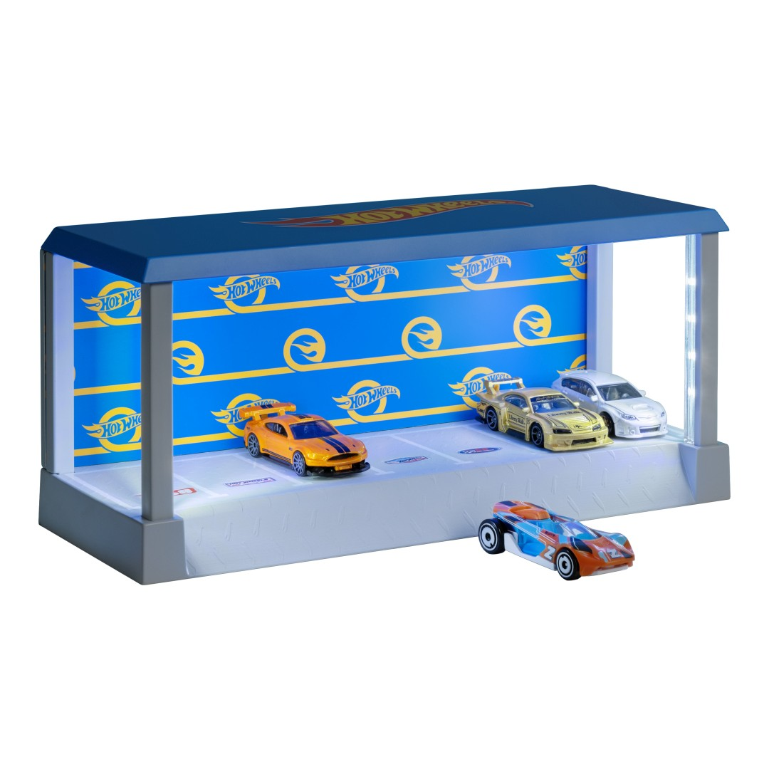 Wystawa Hot Wheels z niebieskim tłem i samochodami.