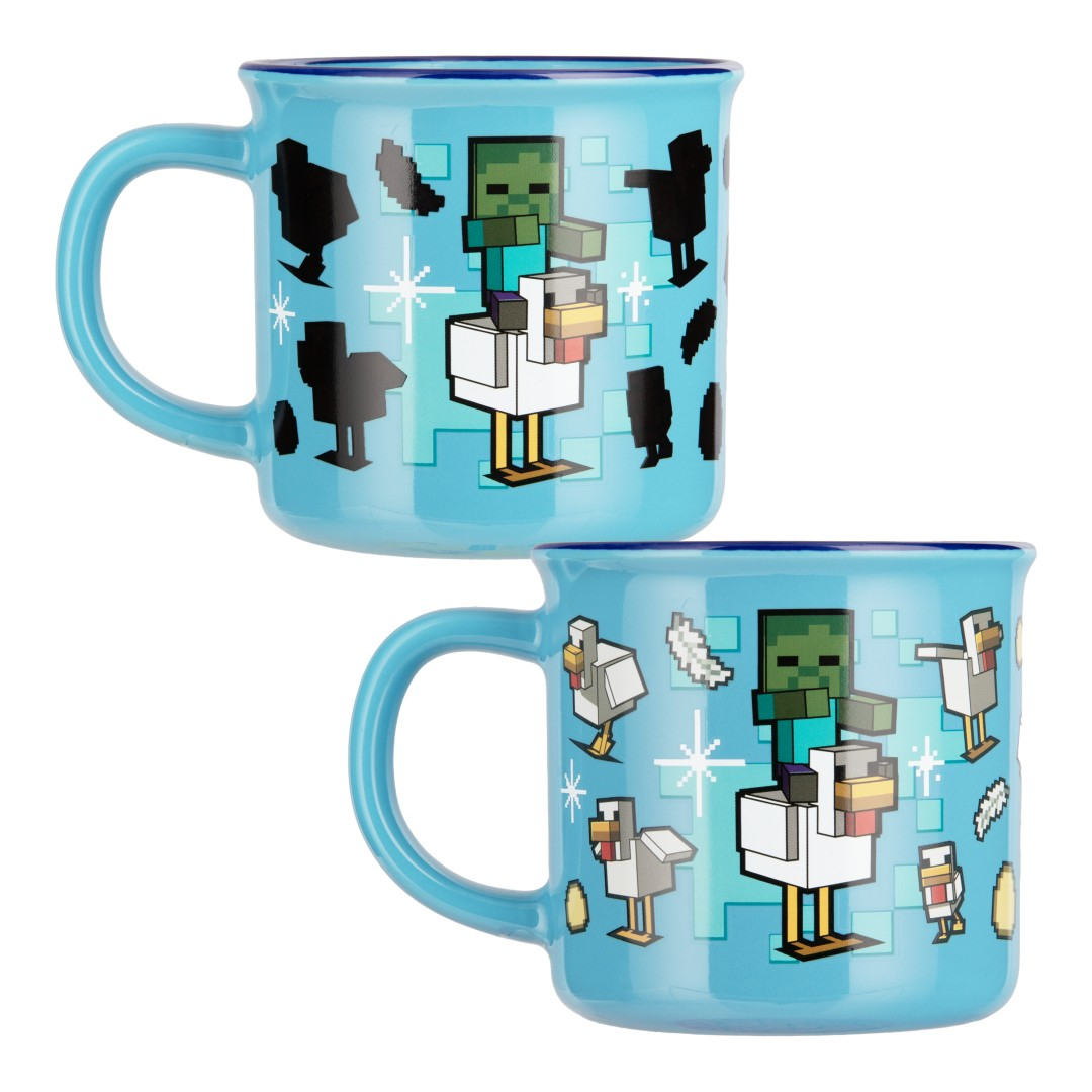 Dwa niebieskie kubki Minecraft z grafiką pikselowych zombie i kurczaków.