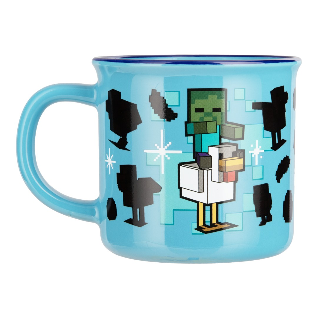 Jasnoniebieski kubek z motywem Minecraft przedstawiającym zombie'go jadącego na kurczaku.