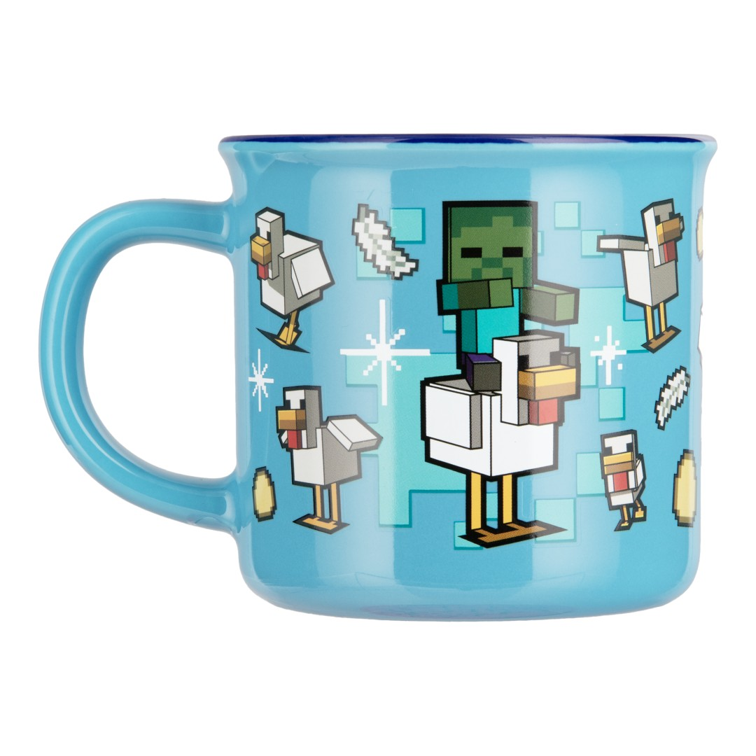 Jasnoniebieski kubek z postaciami z Minecraft: zombie jadący na kurczaku i inne kurczaki.