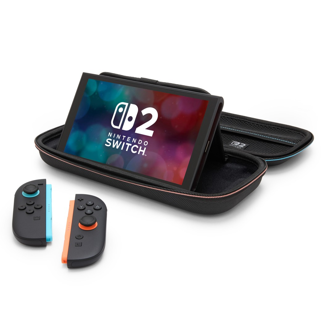 Konsola Nintendo Switch w etui z dwoma kontrolerami Joy-Con obok.