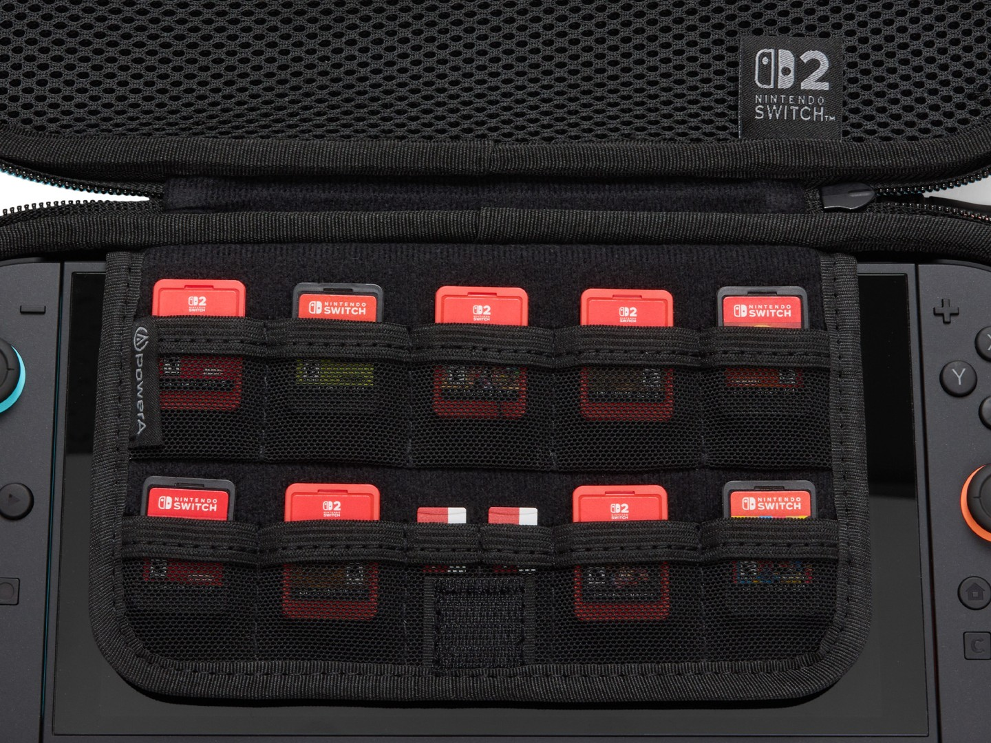 Czarna torba na Nintendo Switch z 10 czerwonymi kartridżami w kieszeniach z siatki.