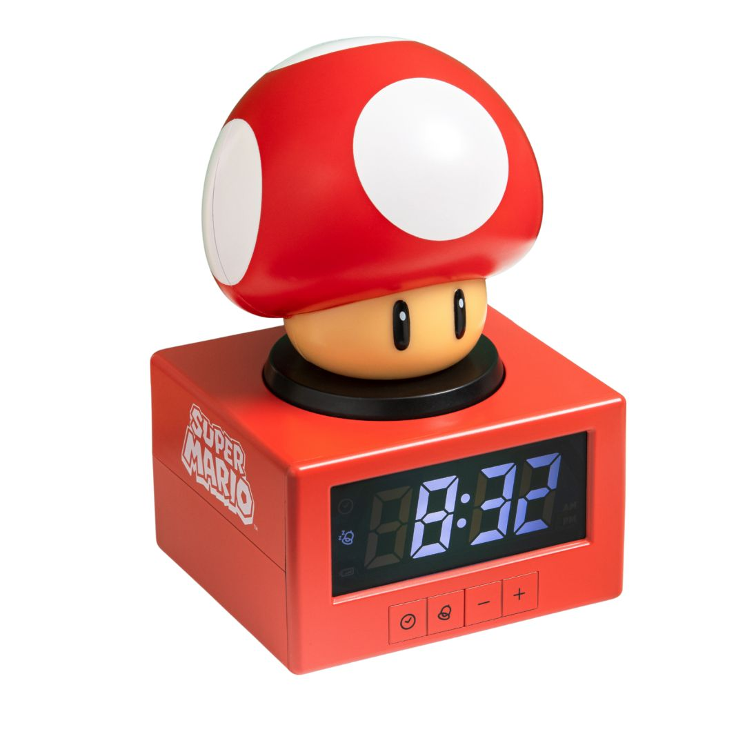 Czerwony budzik w kształcie grzyba Super Mario z wyświetlaczem cyfrowym pokazuje 8:32.