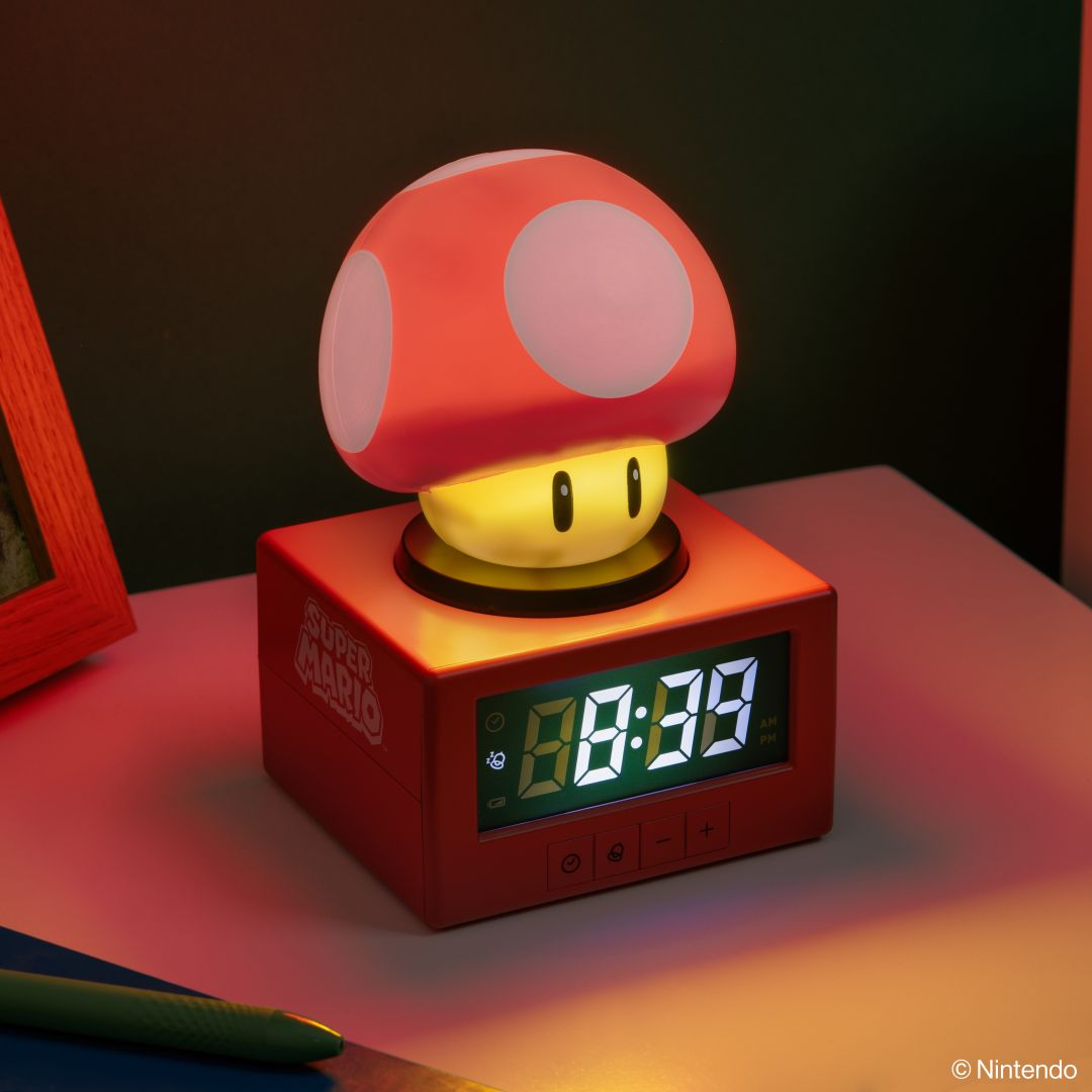 Budzik Super Mario w kształcie grzyba z cyfrowym wyświetlaczem, pokazuje 10:39.