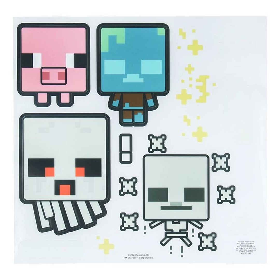 Postacie Minecraft świnka, zombie i szkielet z żółtymi pikselowymi gwiazdkami.