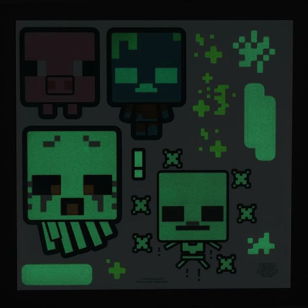 Naklejki Minecraft przedstawiające różową świnię, zombie, szkielet i zielone symbole.