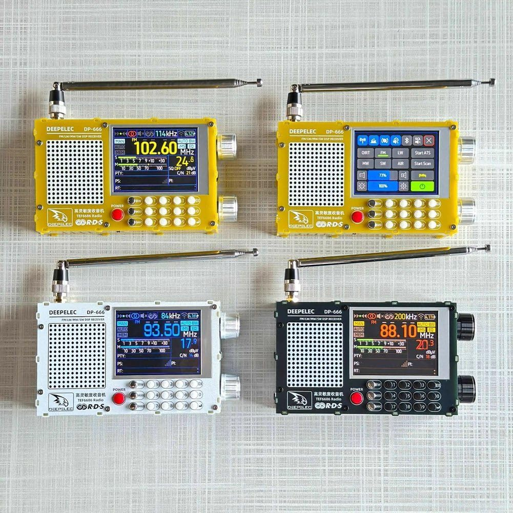 Vier gelbe und weiße Radios mit ausgefahrenen Antennen liegen auf einer gemusterten Oberfläche.