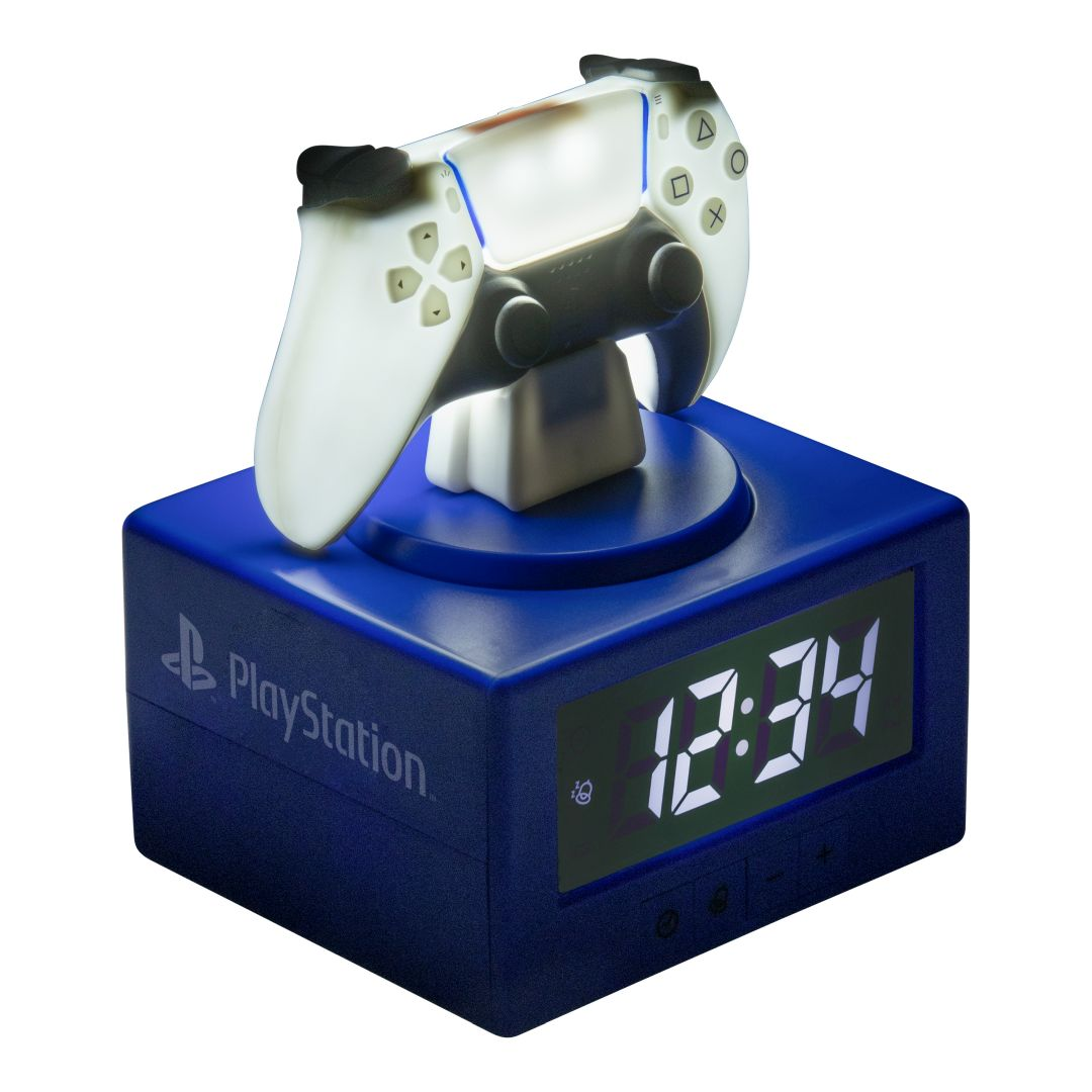 Niebieski zegar cyfrowy z białym kontrolerem PlayStation na górze.