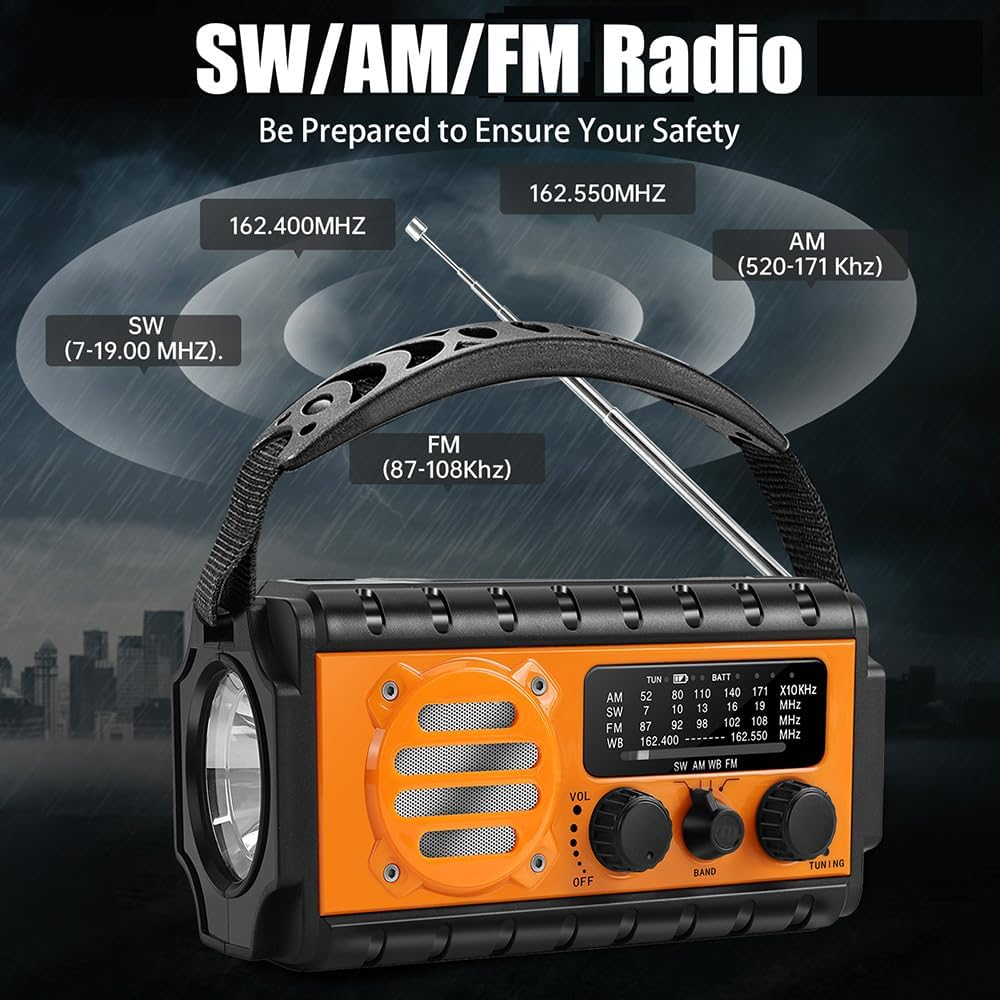 Ein orangefarbenes Notfallradio mit Taschenlampe und Frequenzanzeigen.