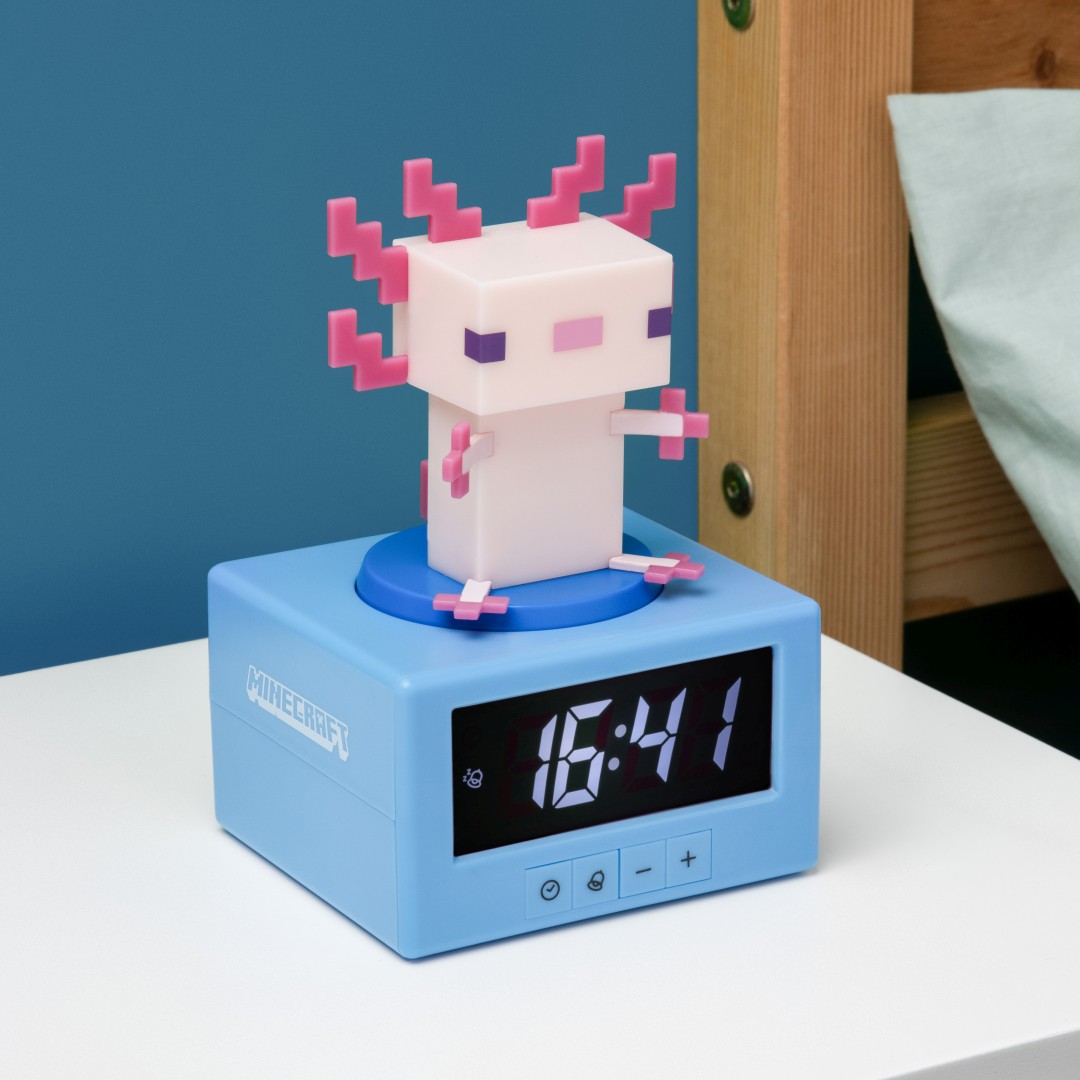 Budzik Minecraft axolotl na stoliku nocnym.