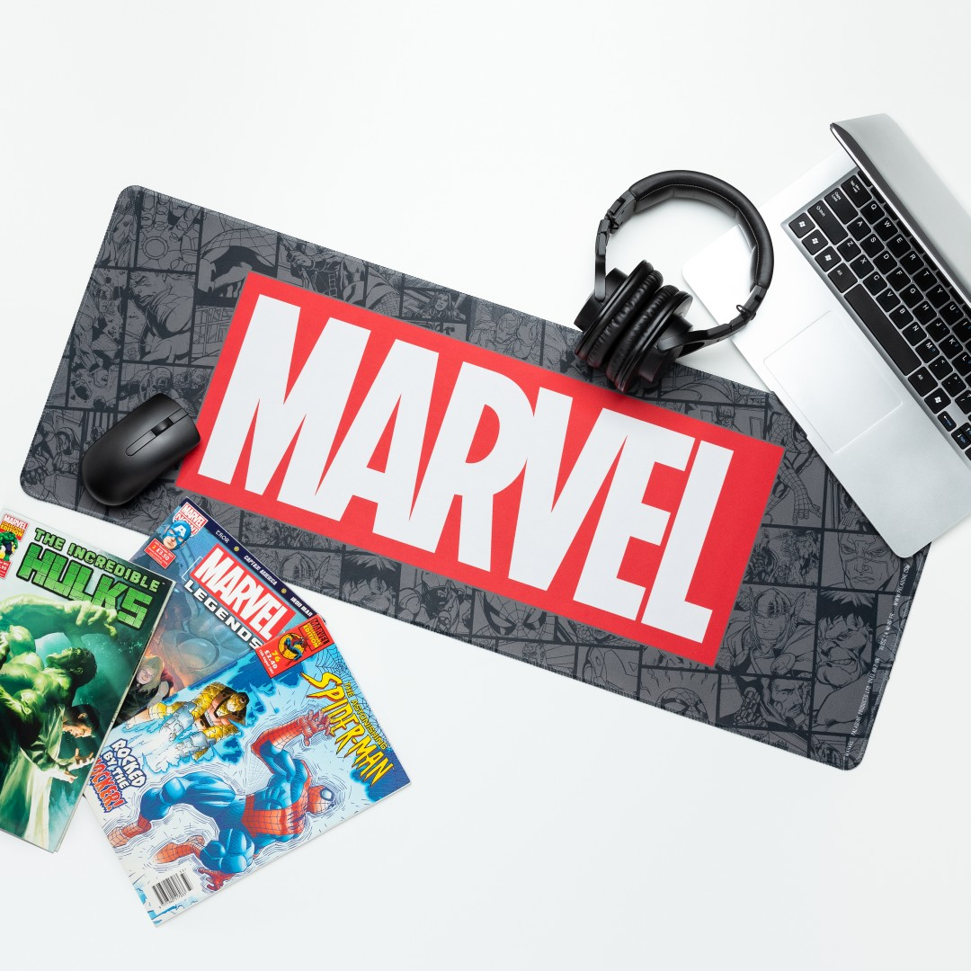 Podkładka pod mysz Marvel z komiksami, laptopem, słuchawkami i myszą.