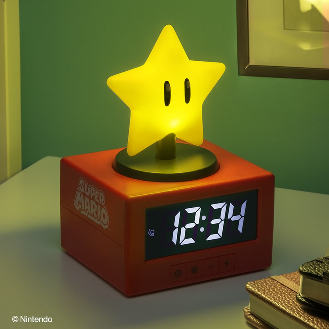 Świecący zegar w kształcie gwiazdy Super Mario na czerwonym sześcianie z cyfrowym wyświetlaczem.