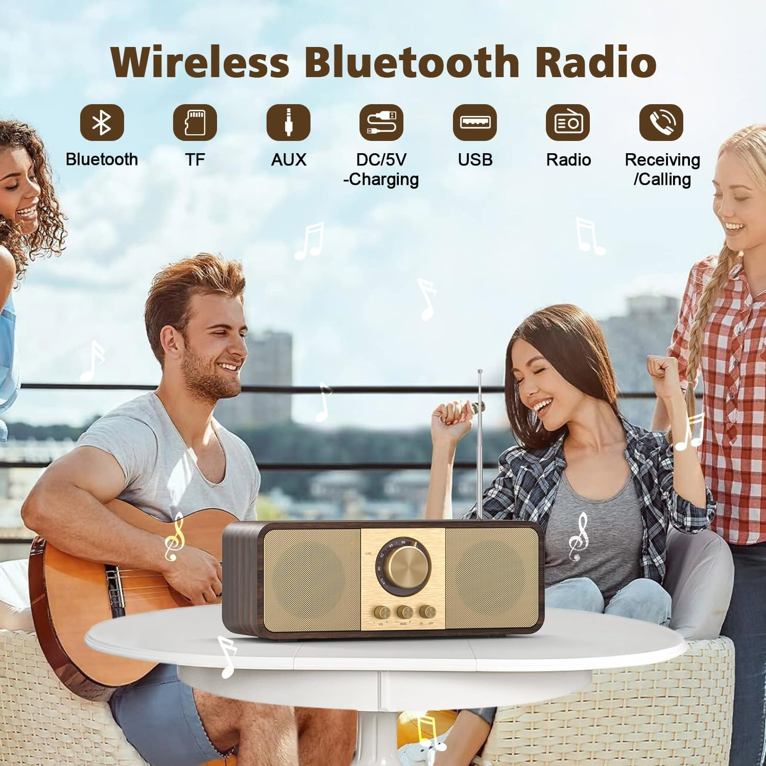 Leute genießen Musik auf einem tragbaren Radio im Freien.