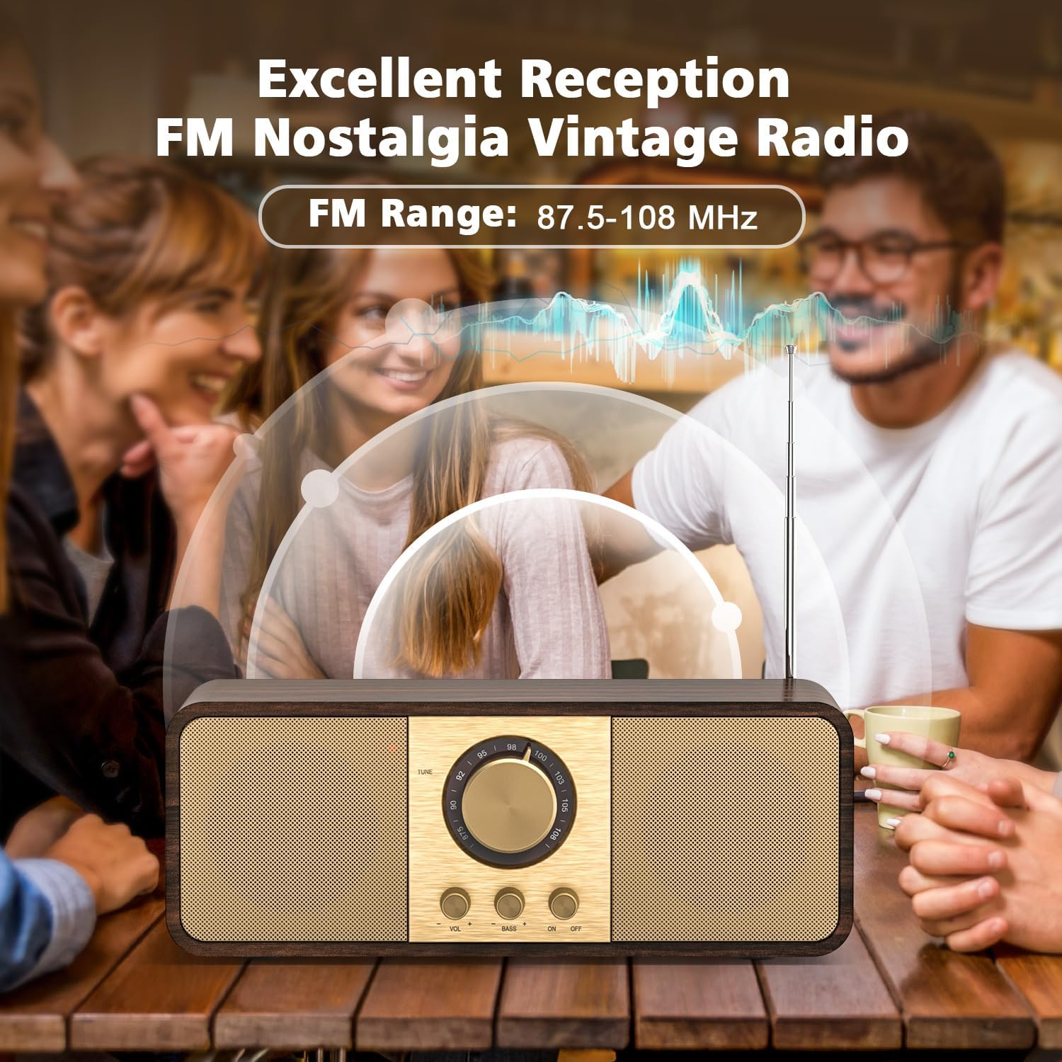 Ein Holzradio mit goldenem Lautsprechergitter und Bedienelementen.
