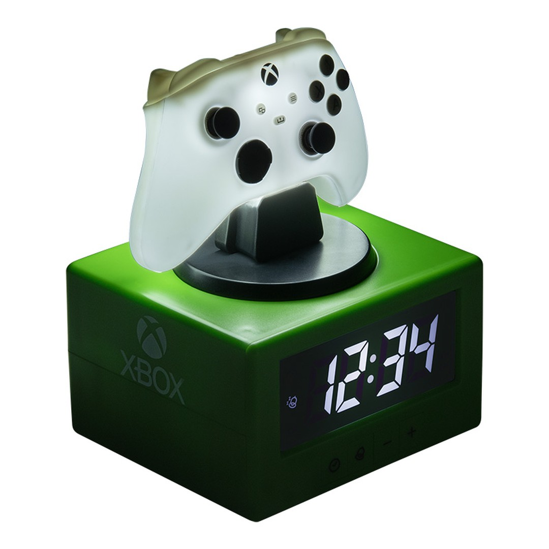 Zielony zegar Xbox ze świecącym białym stojakiem na kontroler i cyfrowym wyświetlaczem.