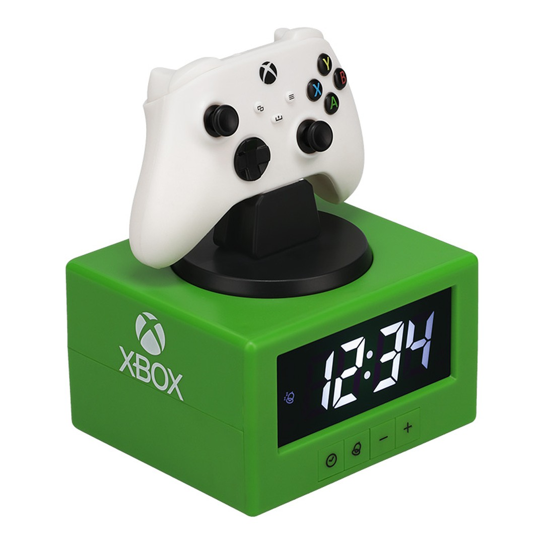 Zielony budzik Xbox z białym stojakiem na kontroler i cyfrowym wyświetlaczem.