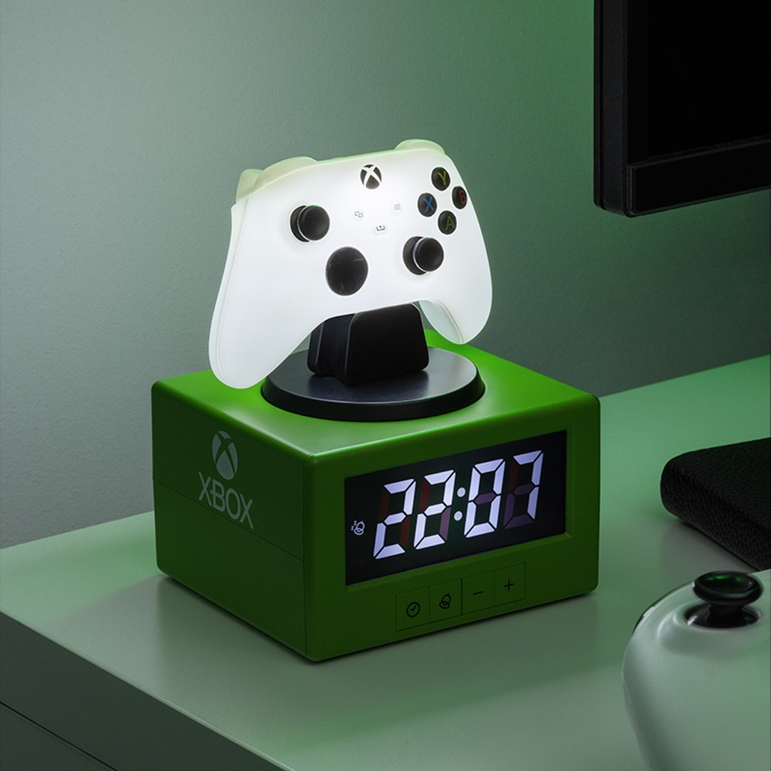 Zielony zegar Xbox z białą lampką kontrolera. Wyświetla 22:07.