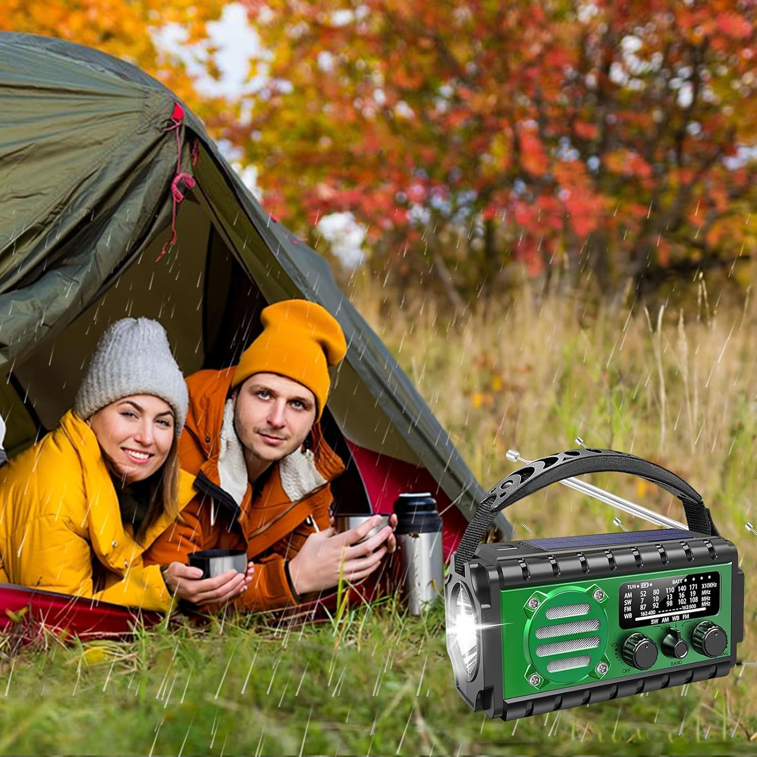 Zwei Camper im Zelt bei Regen, ein Radio mit Solarpanel und Taschenlampe liegt draußen.
