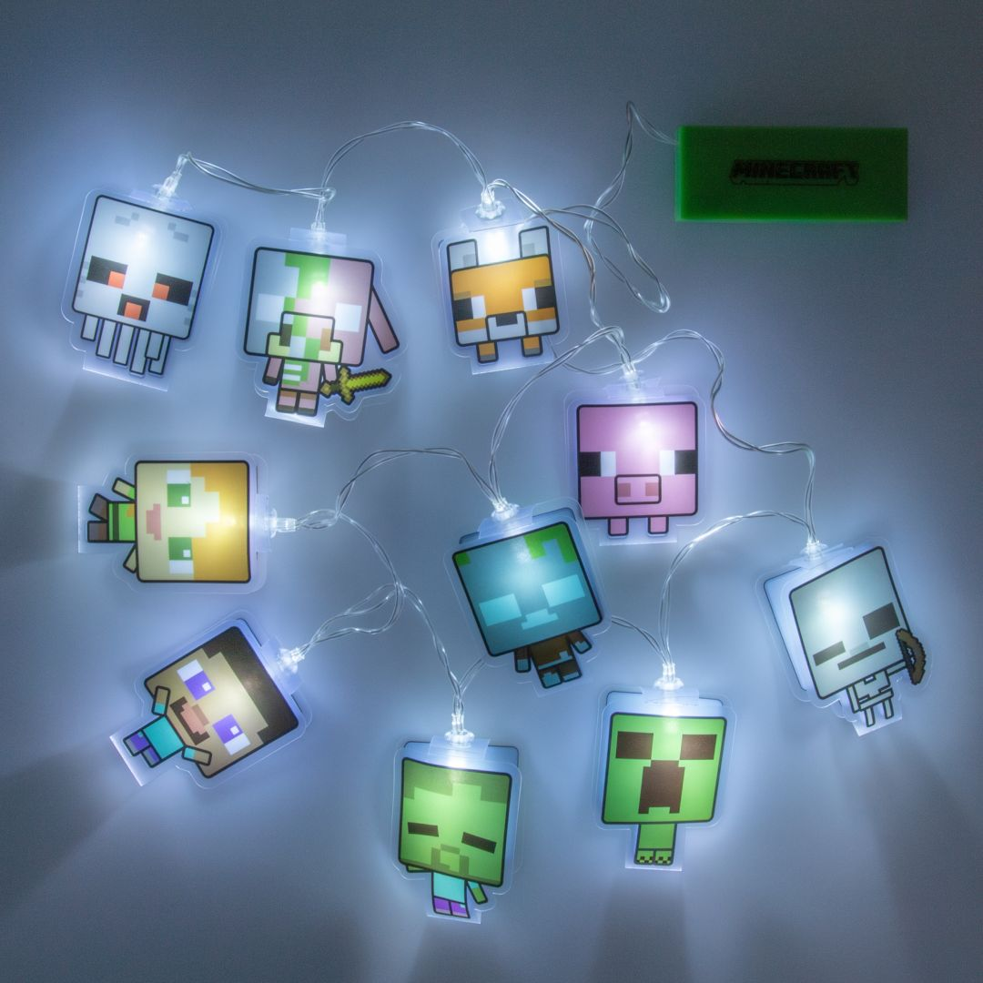 Lampki sznurkowe z postaciami Minecraft, białymi diodami LED i zielonym pudełkiem.