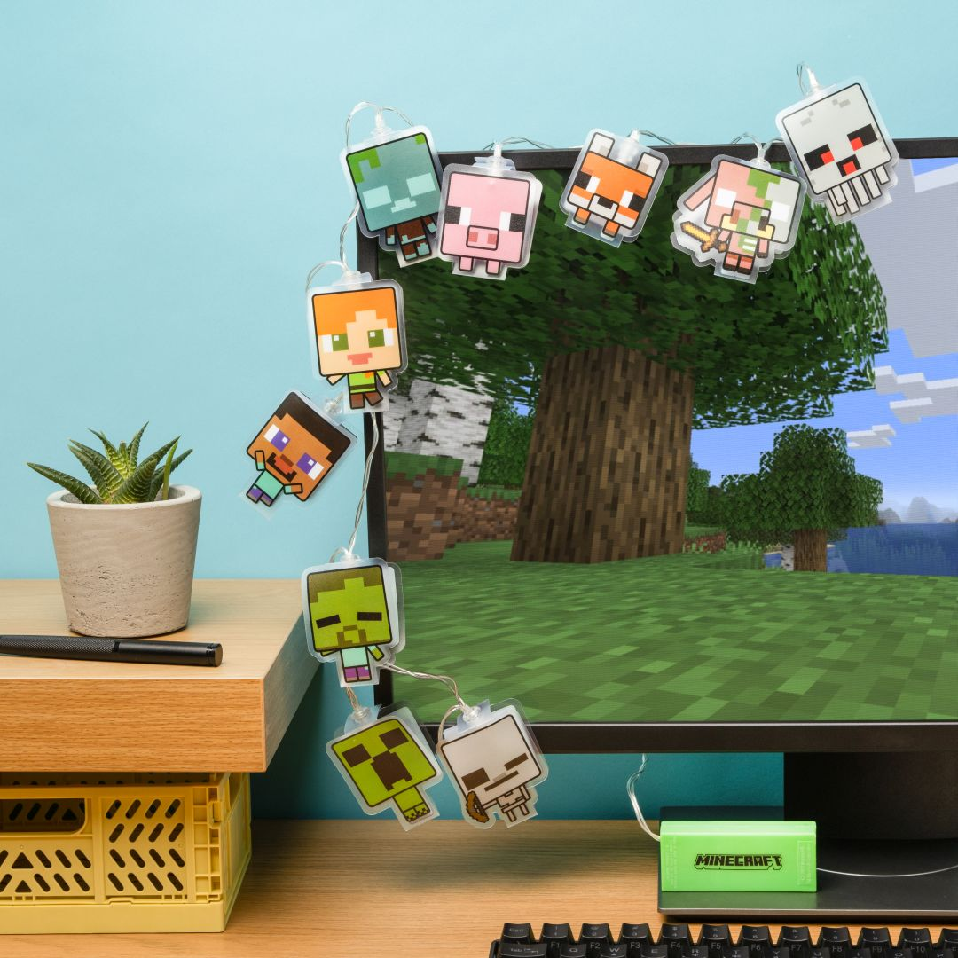 Lampki sznurkowe z postaciami Minecraft wiszą nad monitorem ze sceną.