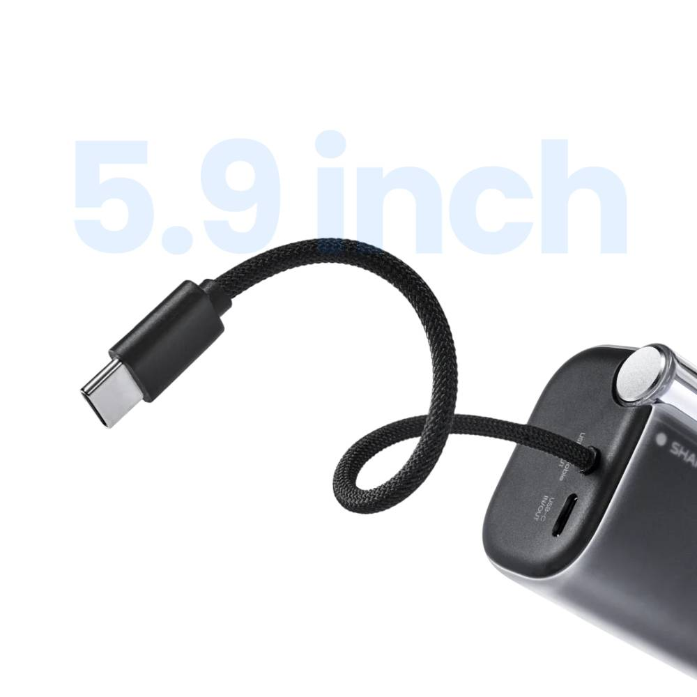 Câble USB-C noir connecté à une batterie externe noire.