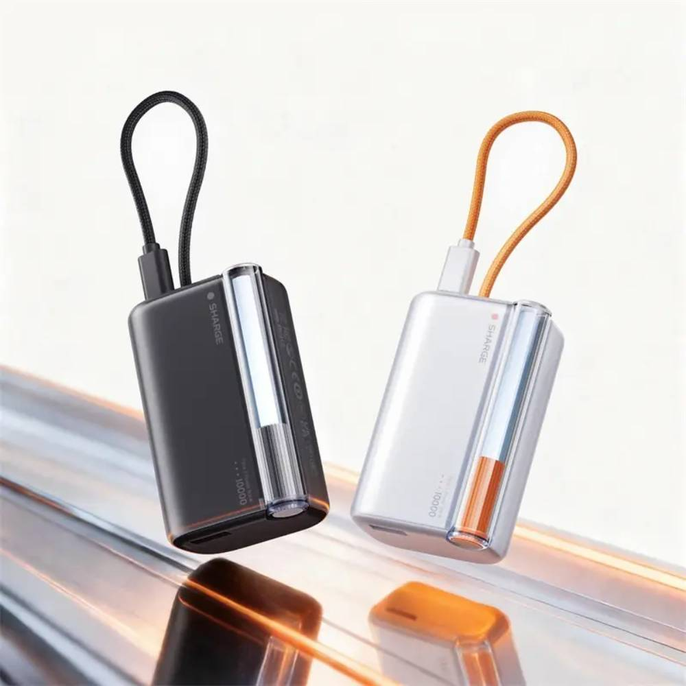 Deux batteries externes, une noire, une blanche, avec cordons orange et noir.