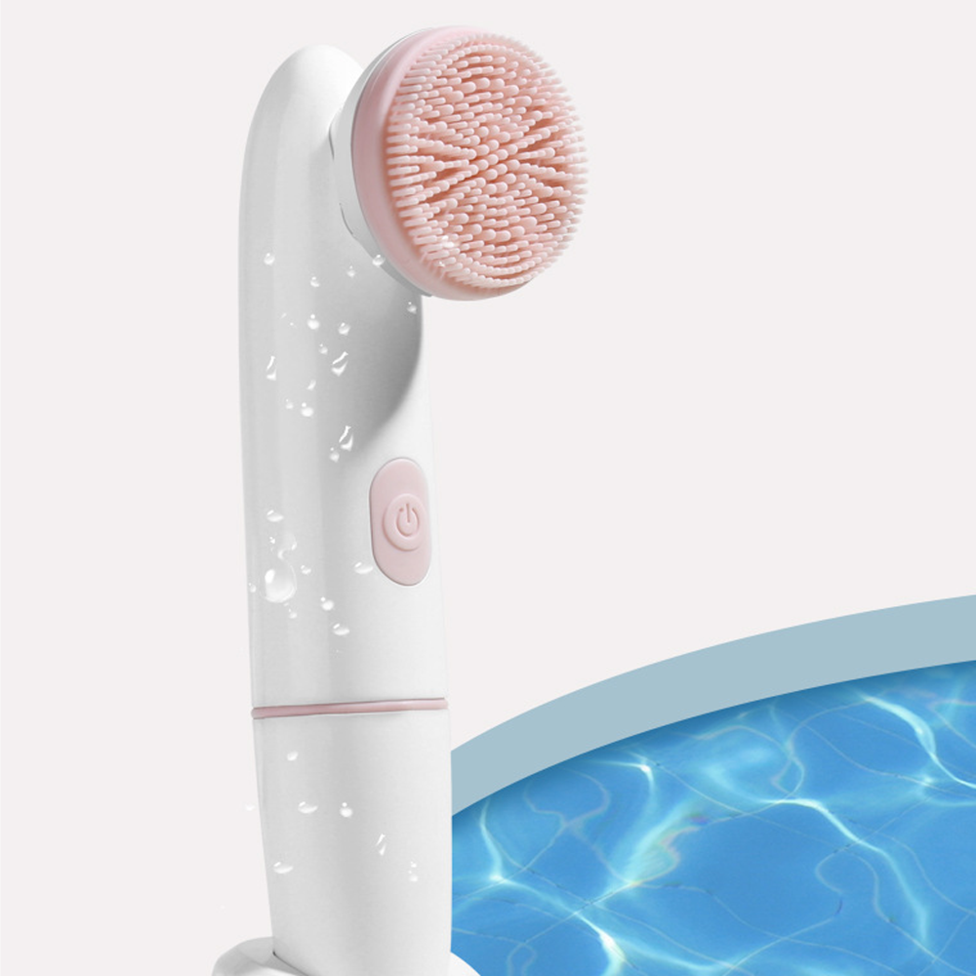 Ein weißer Gesichtsreiniger mit rosa Bürstenkopf und Wasserspritzern, neben einem Pool.