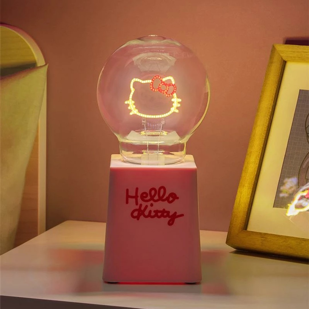 Różowa lampa Hello Kitty z żarówką pokazującą twarz Hello Kitty.