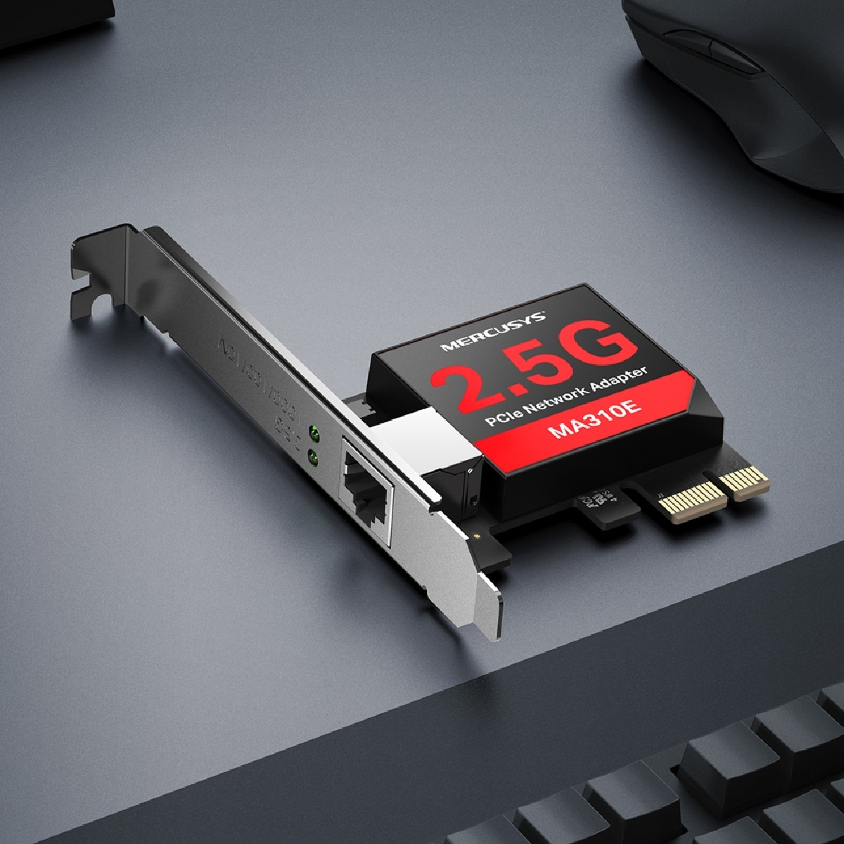 Un adattatore di rete PCIe MERCUSYS 2.5G MA310E su una superficie da scrivania.