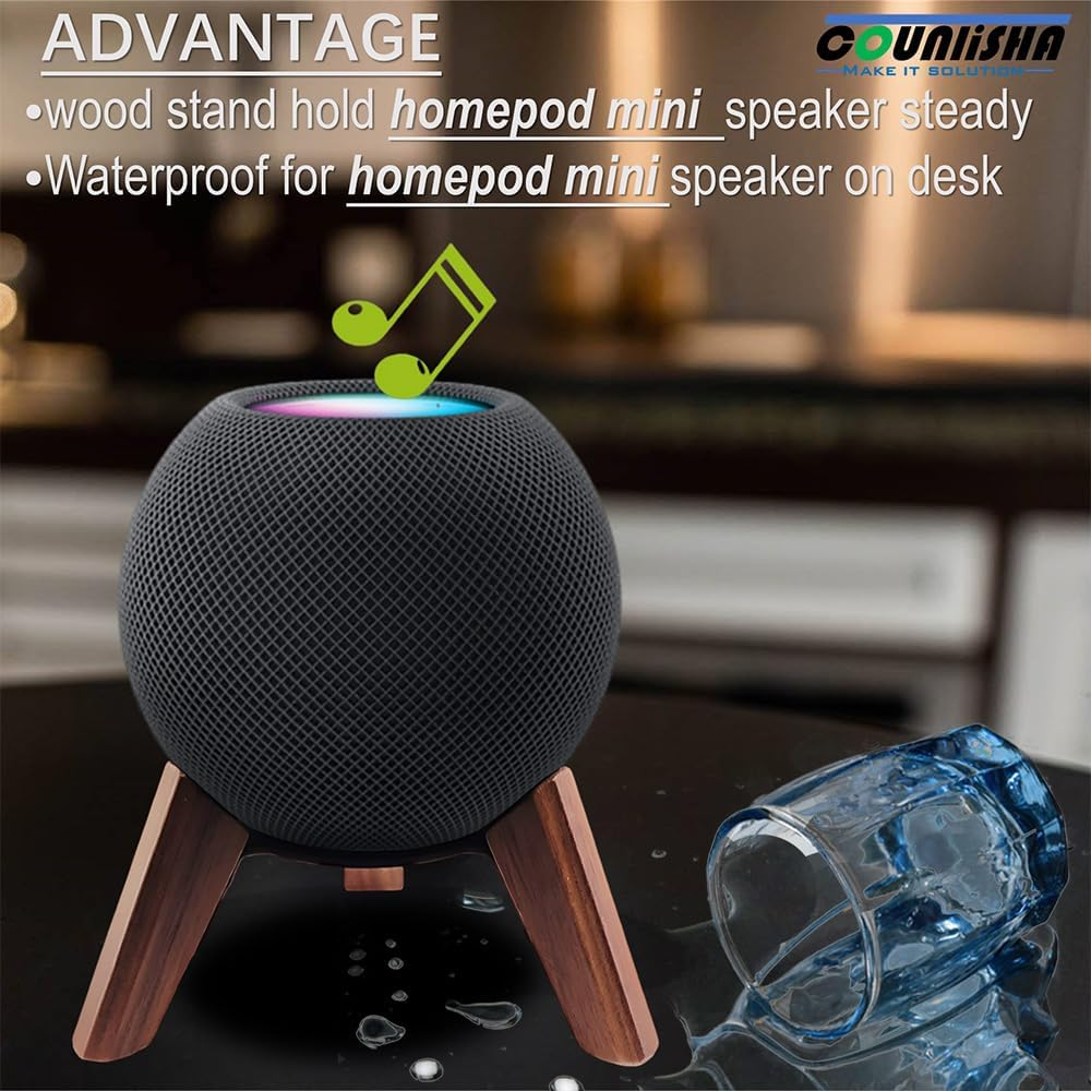 Ein schwarzer HomePod Mini auf einem Holzständer mit einem umgekippten Glas daneben.