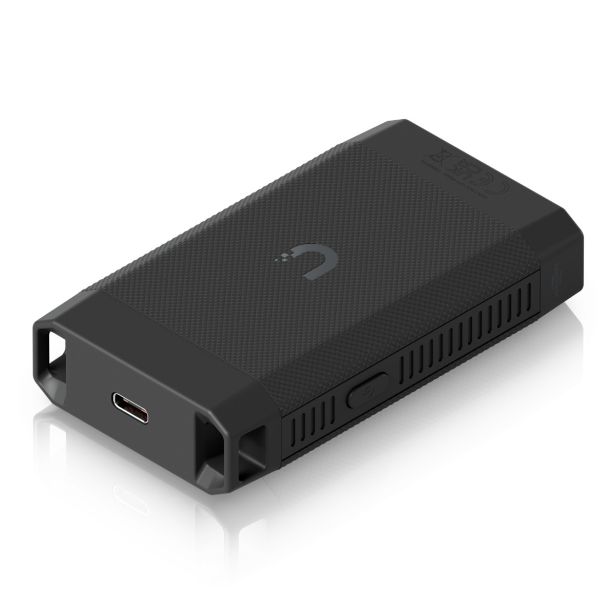 Dispositivo rettangolare nero testurizzato con porta USB-C e fessure di ventilazione.