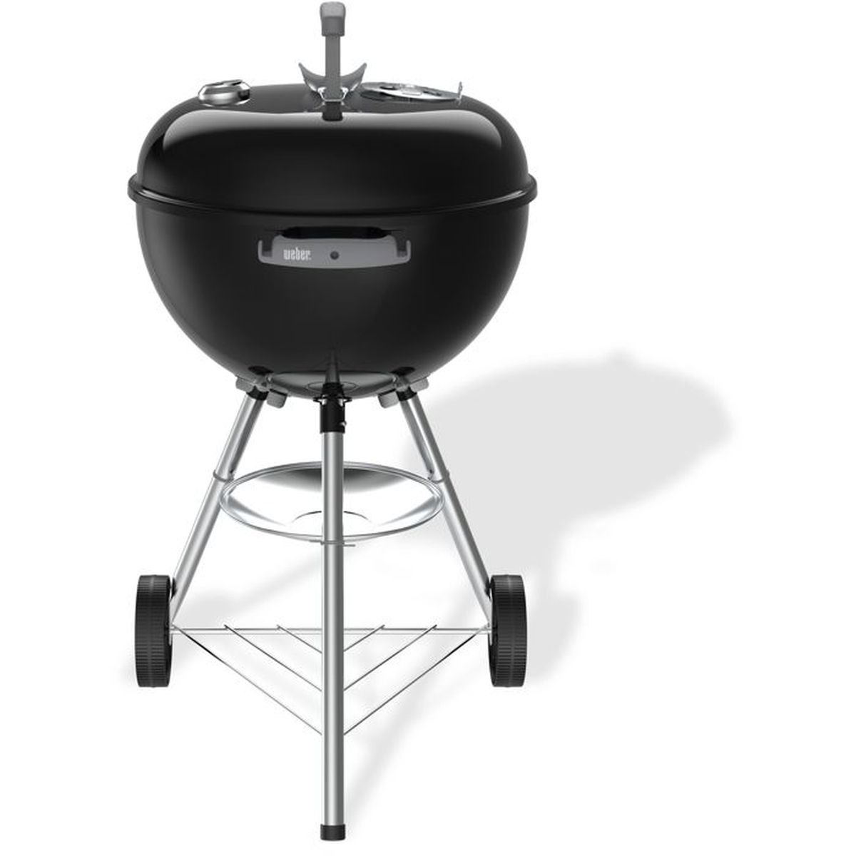 Schwarzer Holzkohlegrill von Weber auf silbernen Beinen mit Rädern.