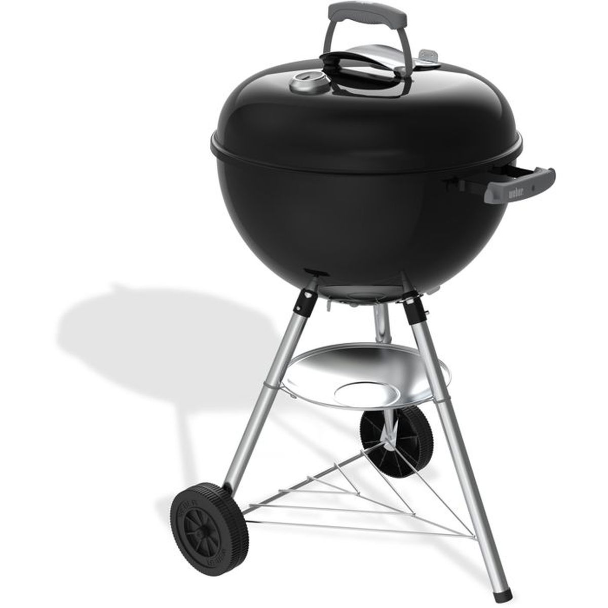 Ein schwarzer Kugelgrill mit silbernem Gestell und Rädern auf weißem Hintergrund.