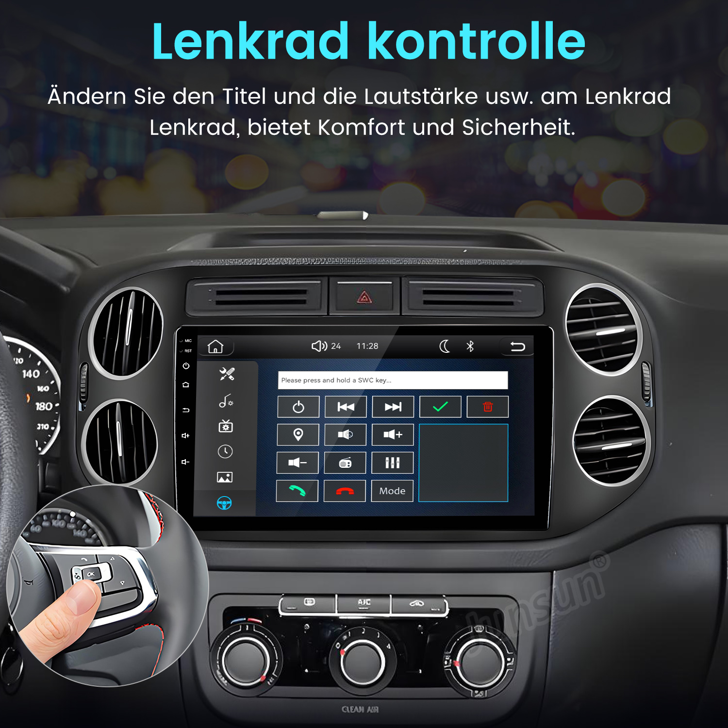 Ein Finger drückt eine Taste am Lenkrad eines Autos, das Infotainmentsystem wird angezeigt.