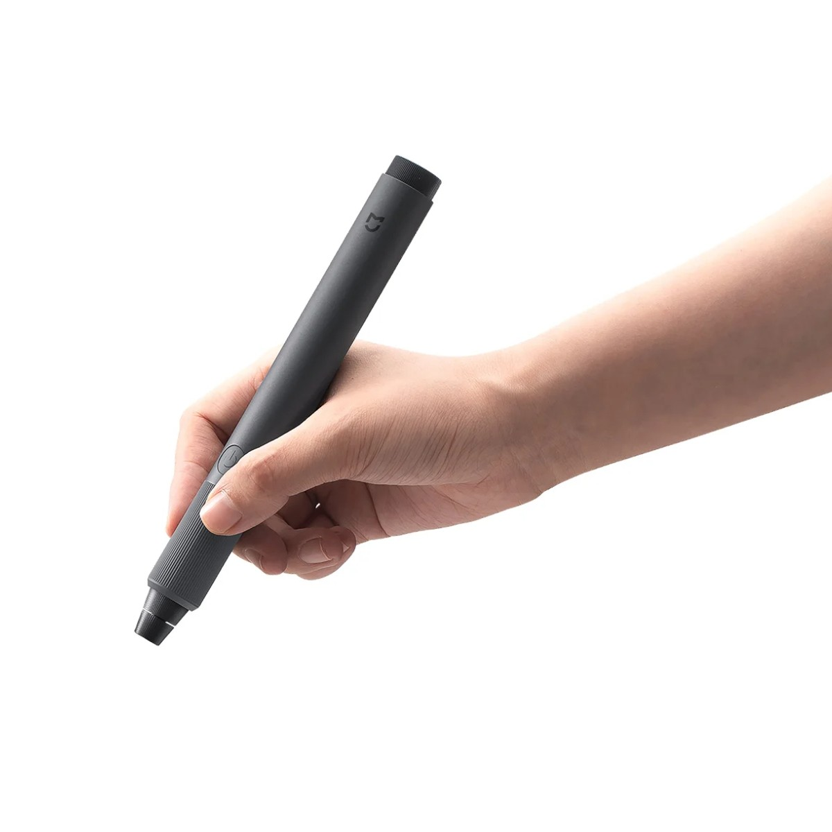 Una mano tiene una penna scura con un logo. La penna ha una punta testurizzata.