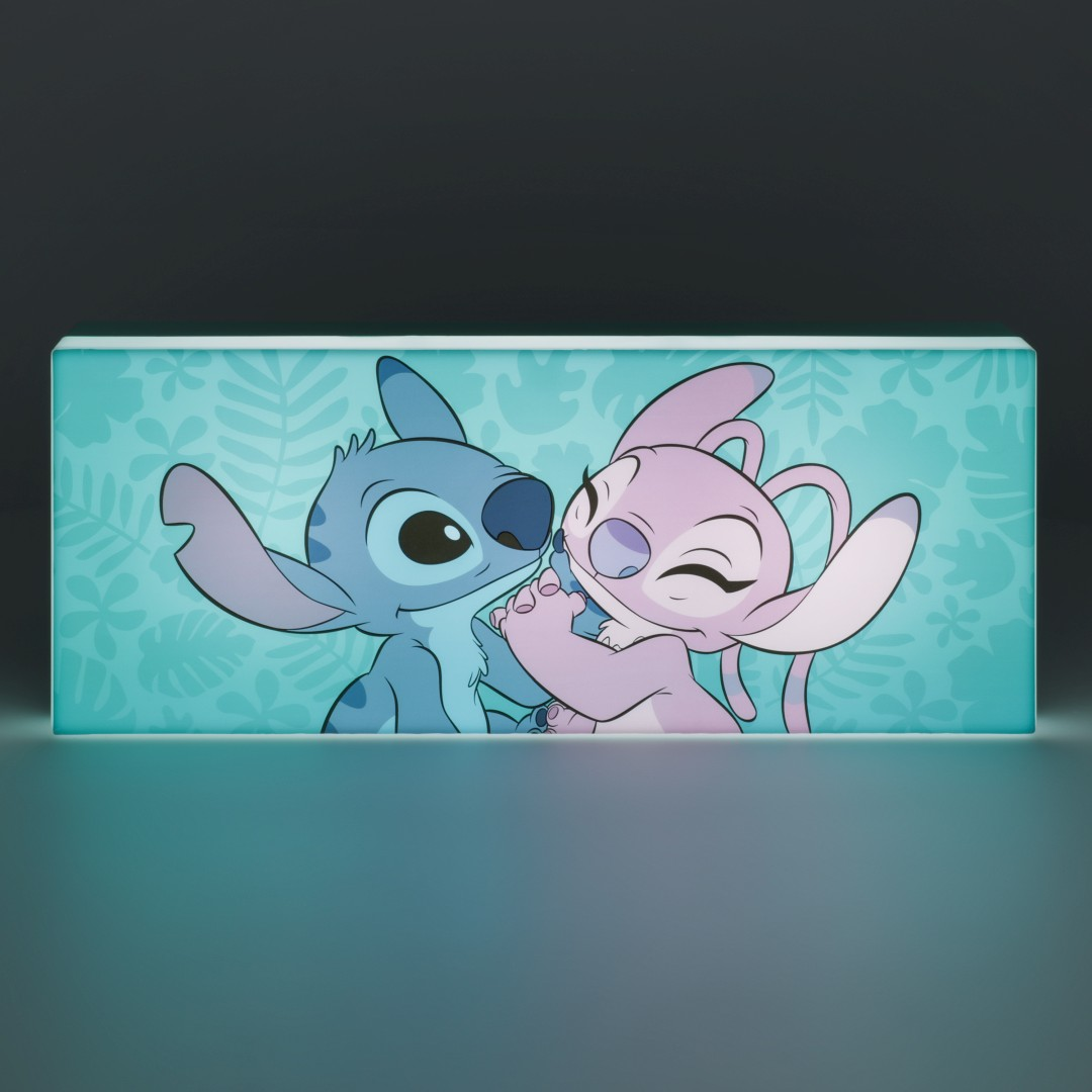 Stitch i Angel w czułym uścisku na niebieskim tle w kwiaty.