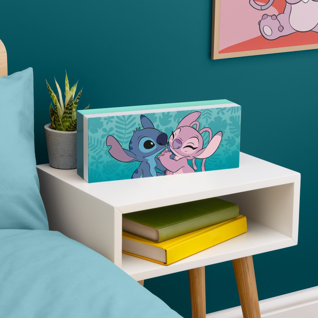 Szafka nocna ze skrzynką Stitch i Angel i dwiema książkami.