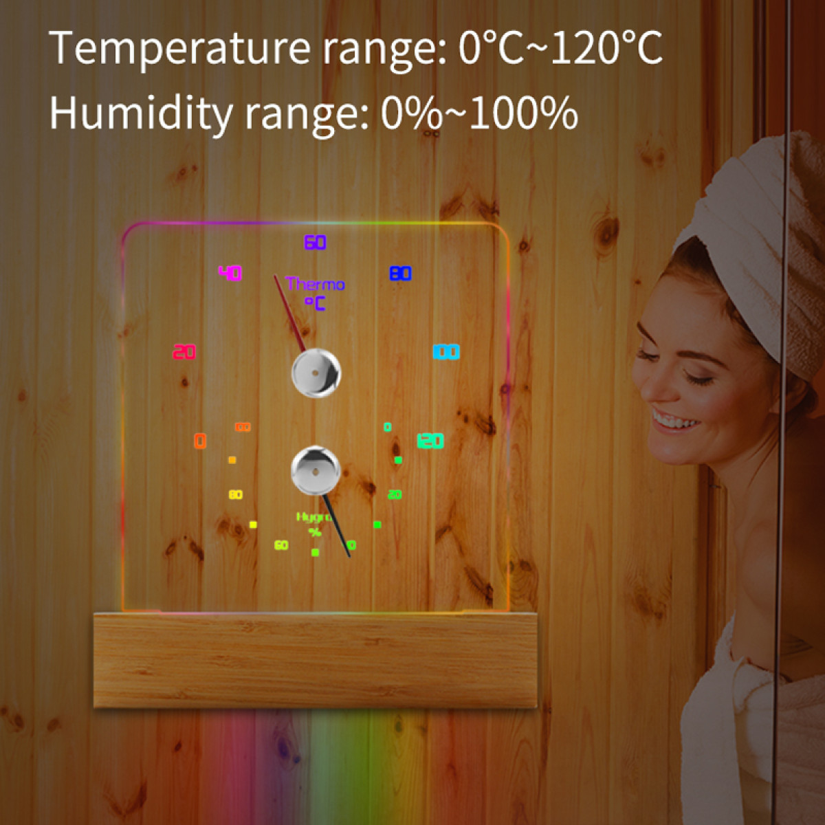 Ein Thermometer und Hygrometer in einer Holzkabine mit einer lächelnden Frau.