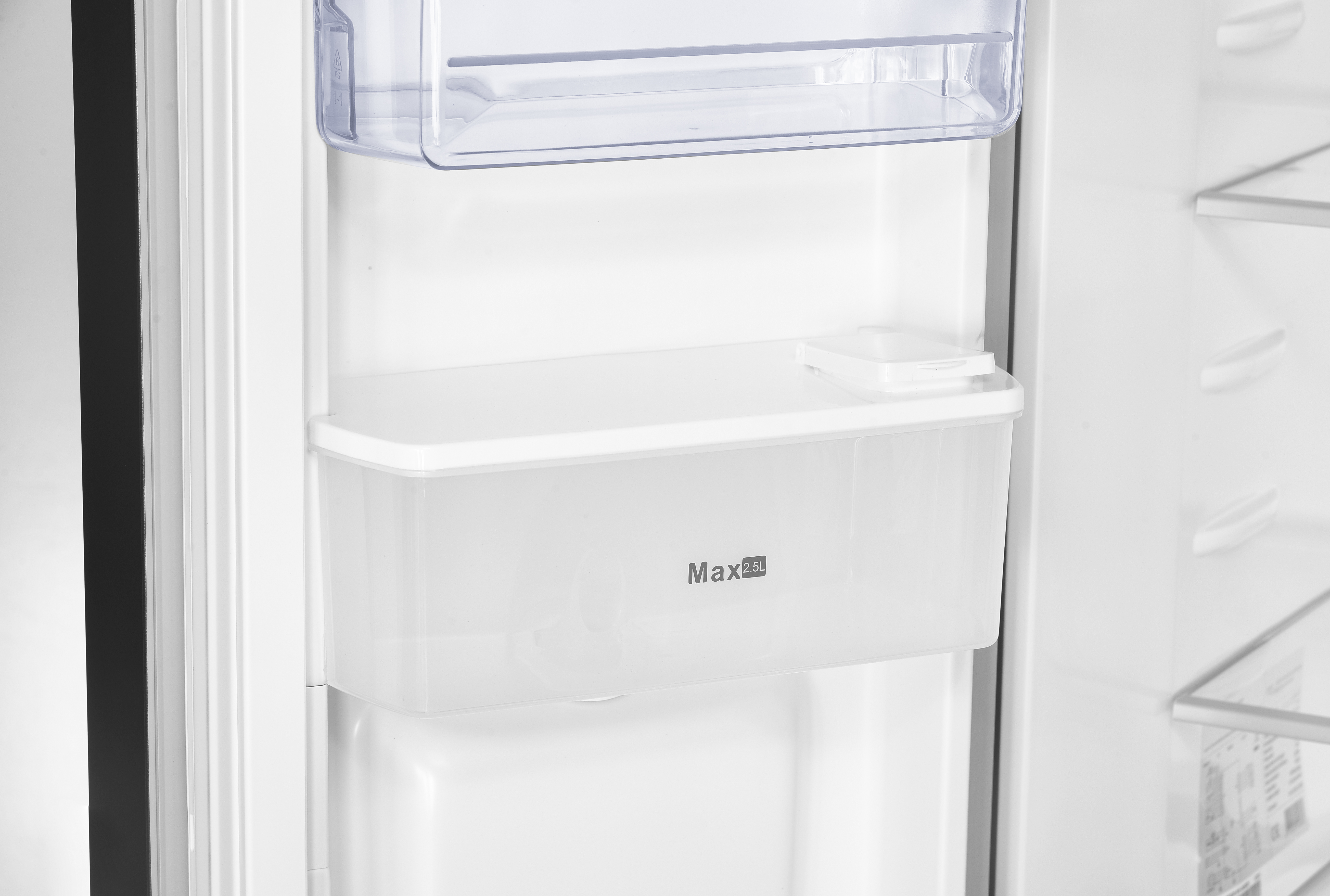 Intérieur d'un réfrigérateur avec un bac transparent et un couvercle blanc.