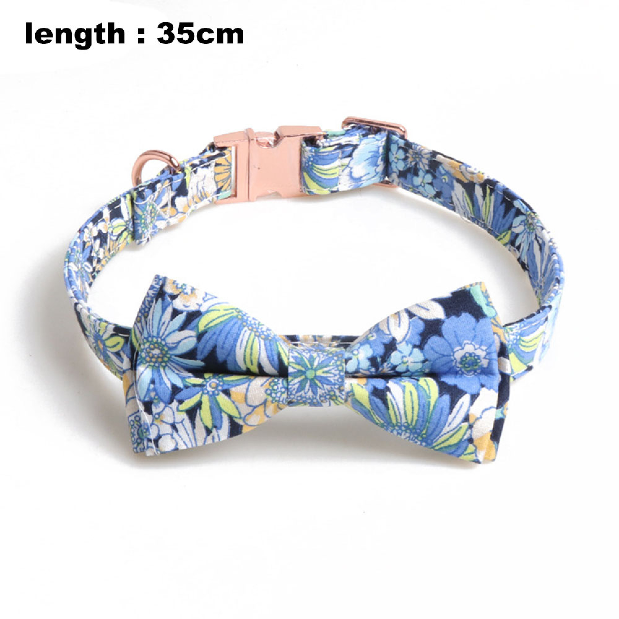 Blau-weiß geblümtes Halsband mit Fliege und roséfarbener Schnalle.