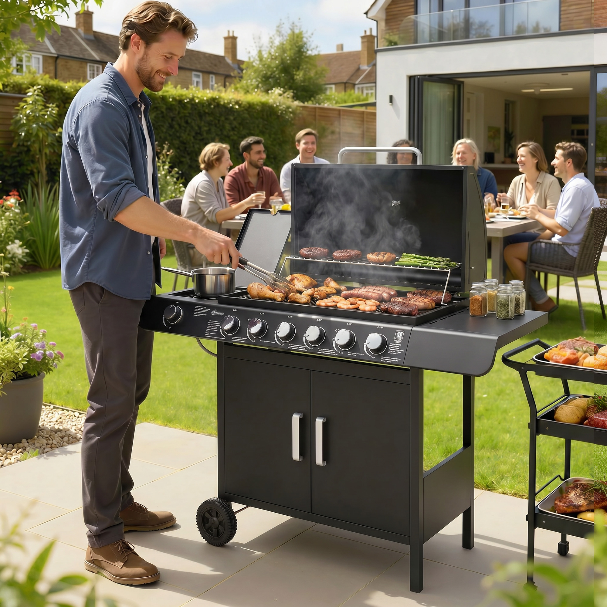 Uomo griglia carne e verdure in giardino mentre amici siedono a tavola.