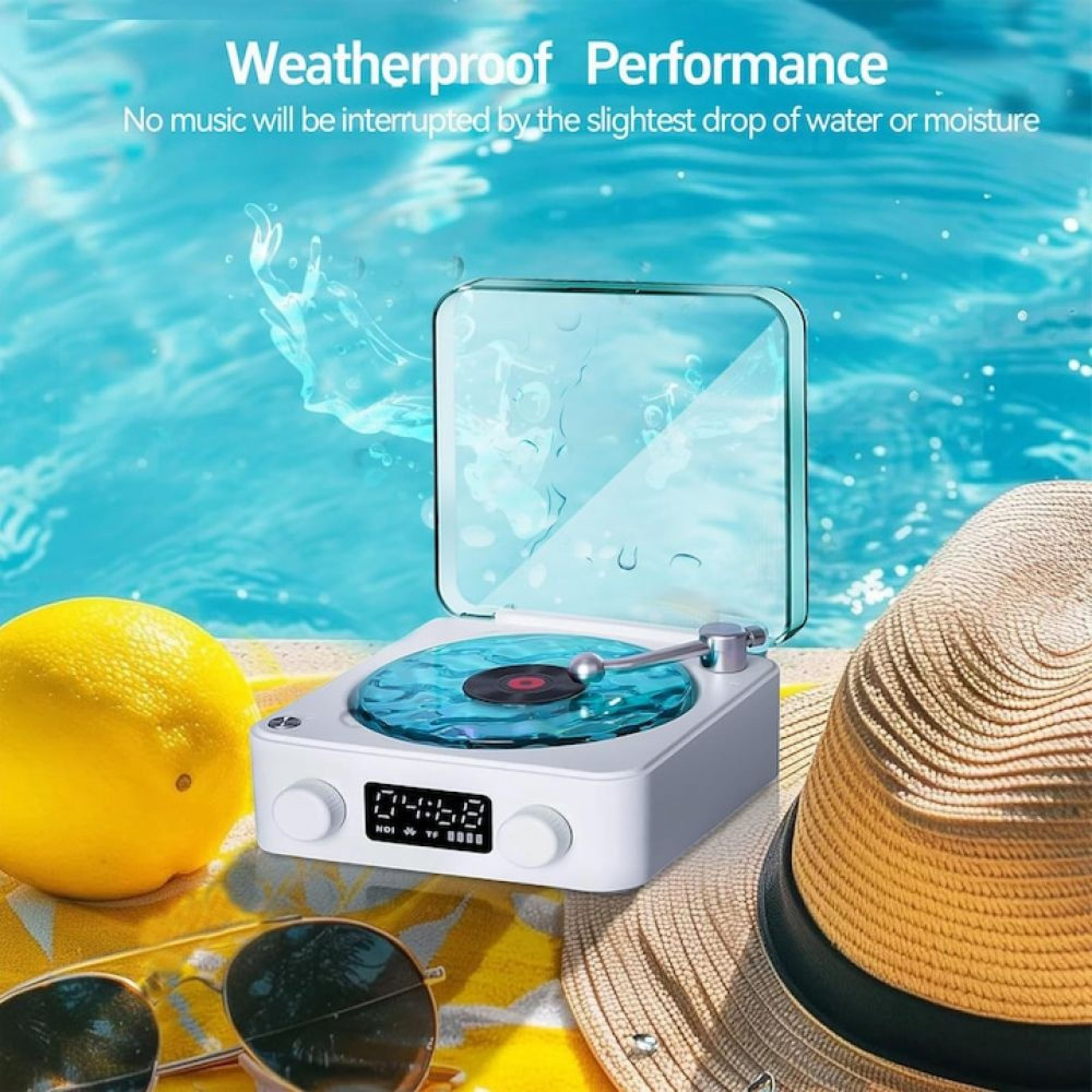Ein weißer Plattenspieler mit blauem Plattenteller neben einer Zitrone und einem Hut am Pool.