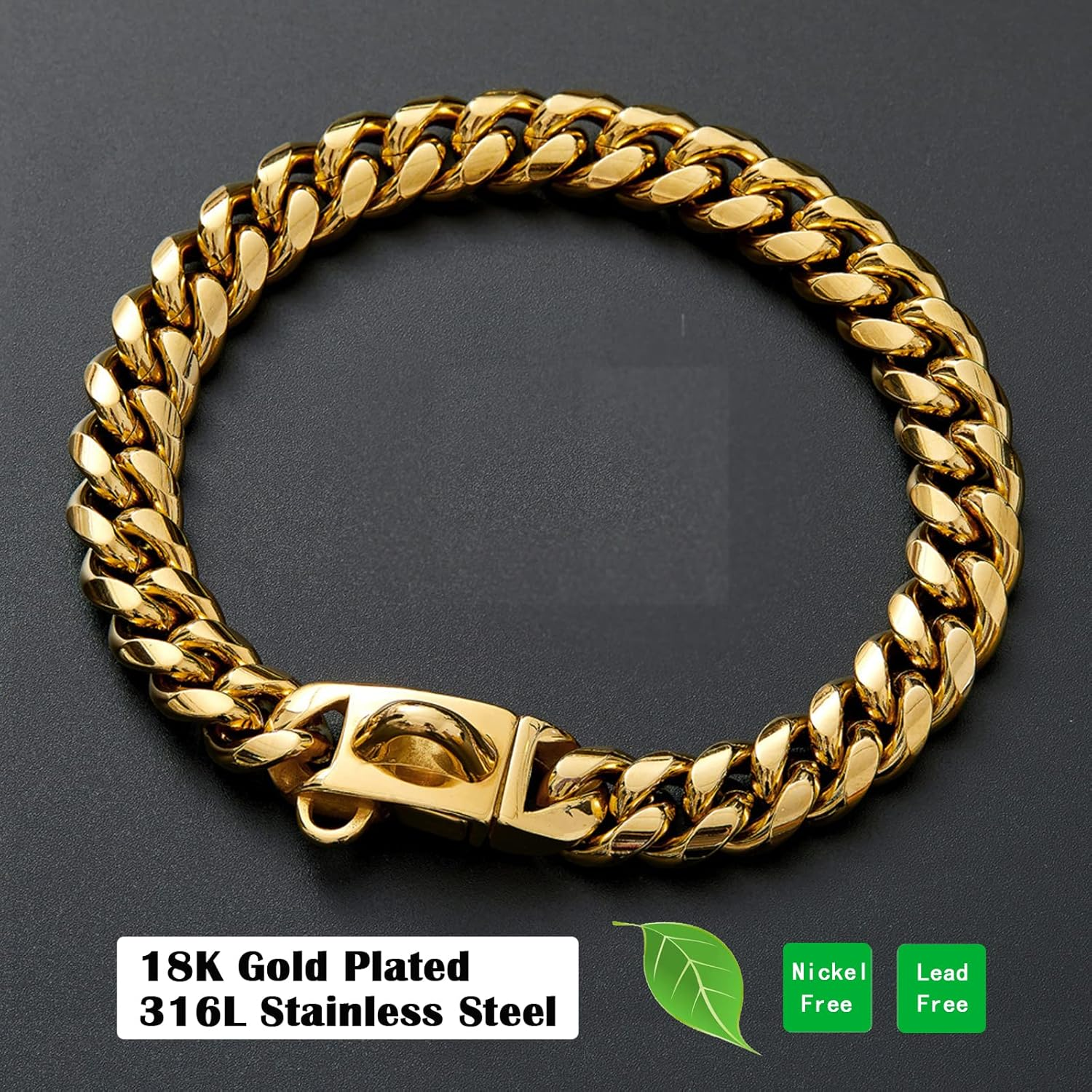 Ein glänzendes goldenes Gliederhalsband mit Schnallenverschluss, auf dunklem Hintergrund.